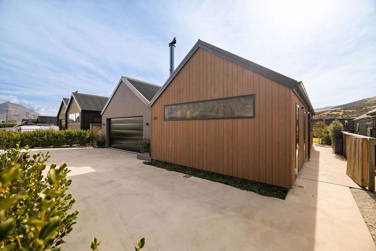 Photo of property in 20 Howden Drive, Jacks Point, 9371