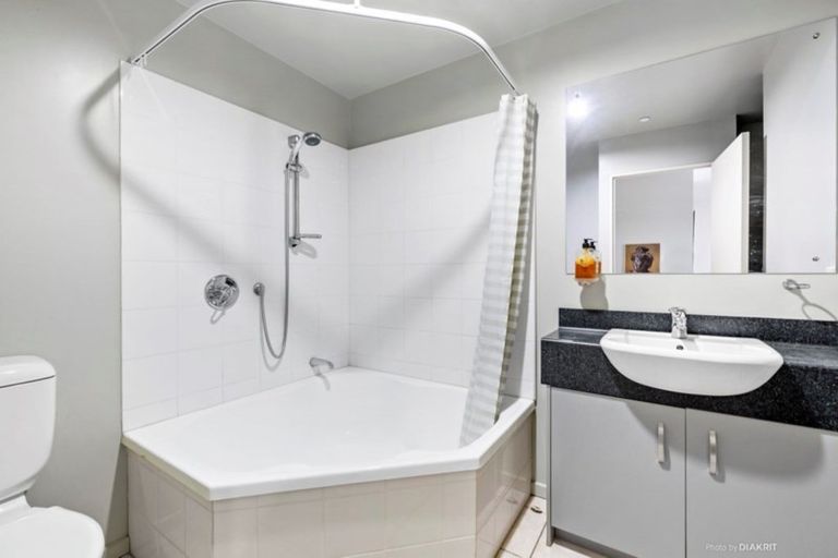 Photo of property in Stadium Garden Flats, 304/107 Thorndon Quay, Pipitea, Wellington, 6011