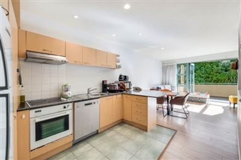 Photo of property in 5/1 Hillcrest Avenue, Hillcrest, Auckland, 0627