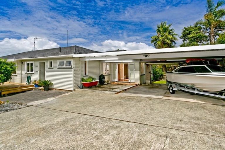 Photo of property in 255 Glenfield Road, Hillcrest, Auckland, 0627