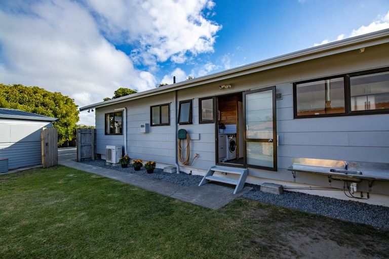 Photo of property in 65 Queens Road, Waikanae Beach, Waikanae, 5036