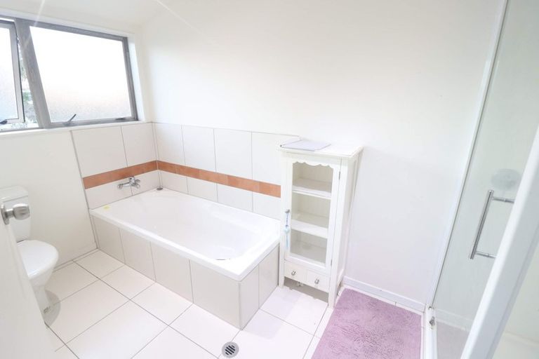 Photo of property in 10a Marie Crescent, Te Atatu South, Auckland, 0610