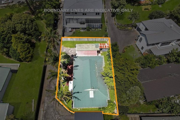 Photo of property in 2/3 Barron Drive, Green Bay, Auckland, 0604