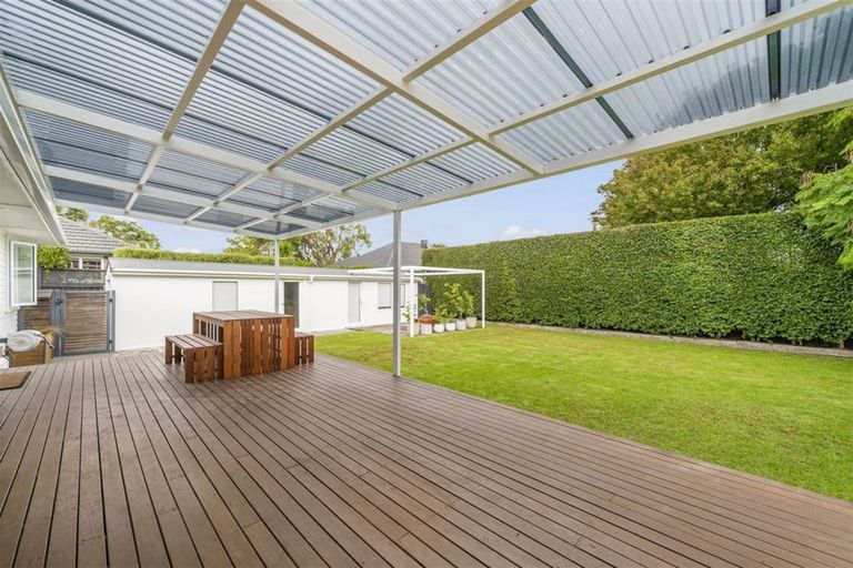 Photo of property in 4 London Street, Te Atatu Peninsula, Auckland, 0610