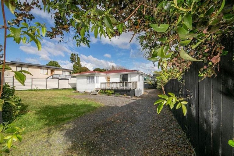 Photo of property in 6 Solea Road, Sunnyvale, Auckland, 0612