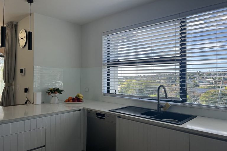 Photo of property in 26 Kiteroa Terrace, Rothesay Bay, Auckland, 0630