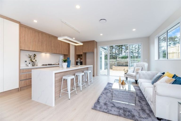 Photo of property in 13 Barrique Road, Kumeu, 0810