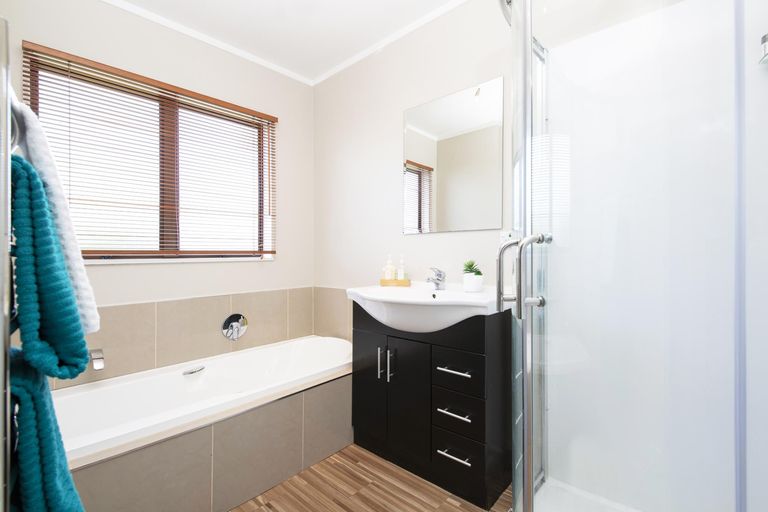 Photo of property in 2/13 De Quincey Terrace, Highland Park, Auckland, 2010