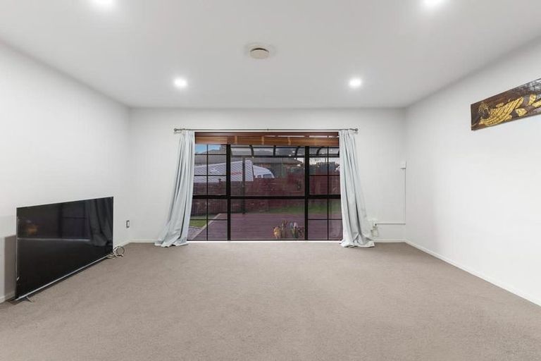 Photo of property in 30 Hercules Drive, Henderson, Auckland, 0612