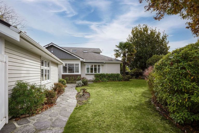 Photo of property in 1 Bradnor Road, Fendalton, Christchurch, 8052