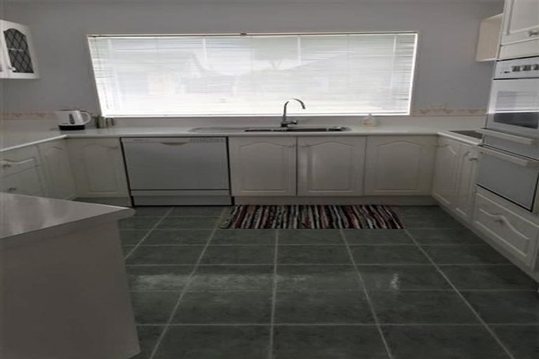 Photo of property in 30 Suncrest Drive, West Harbour, Auckland, 0618