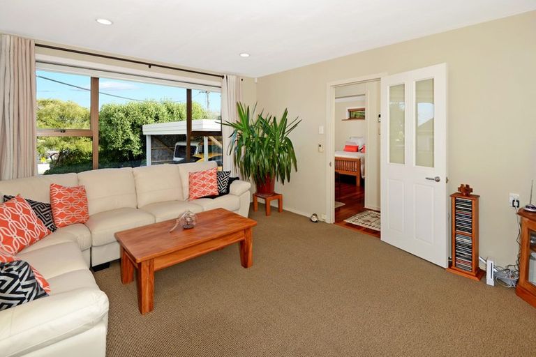 Photo of property in 1/90 Target Road, Totara Vale, Auckland, 0629