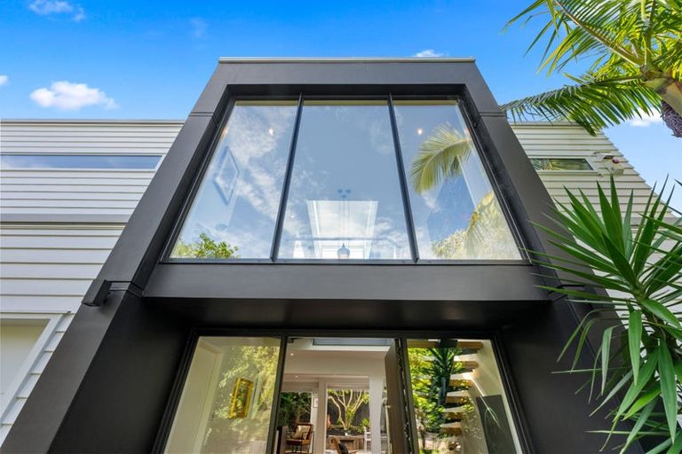 Photo of property in 15c Rodney Road, Northcote Point, Auckland, 0627