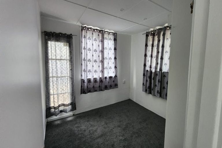 Photo of property in 16 Albert Road, Kelston, Auckland, 0602