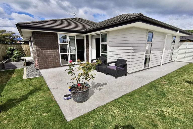 Photo of property in 2 Queenwood Road, Levin, 5510