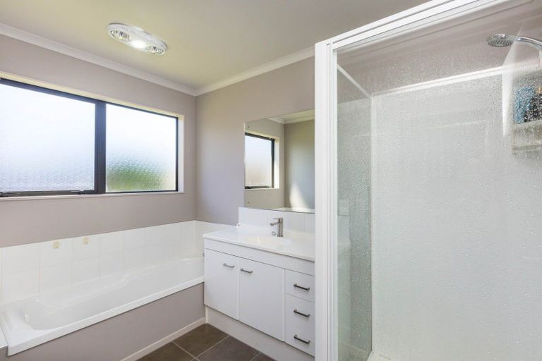 Photo of property in 6 Mcewen Crescent, Riverstone Terraces, Upper Hutt, 5018