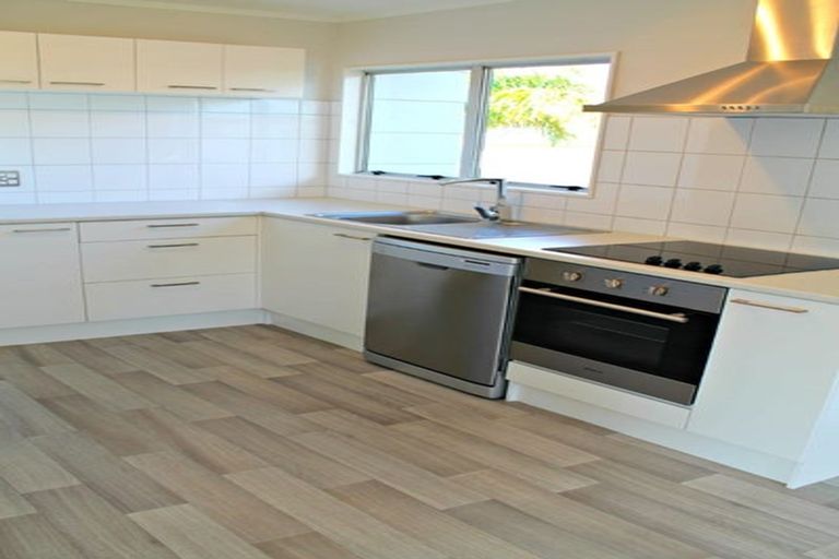 Photo of property in 1/8 Benchmark Drive, Massey, Auckland, 0614