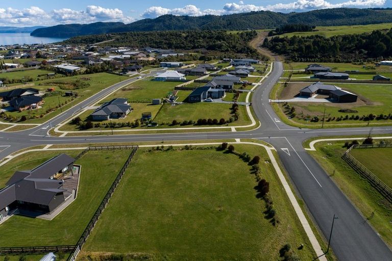 Photo of property in 2 Lancewood Way, Kinloch, Taupo, 3377
