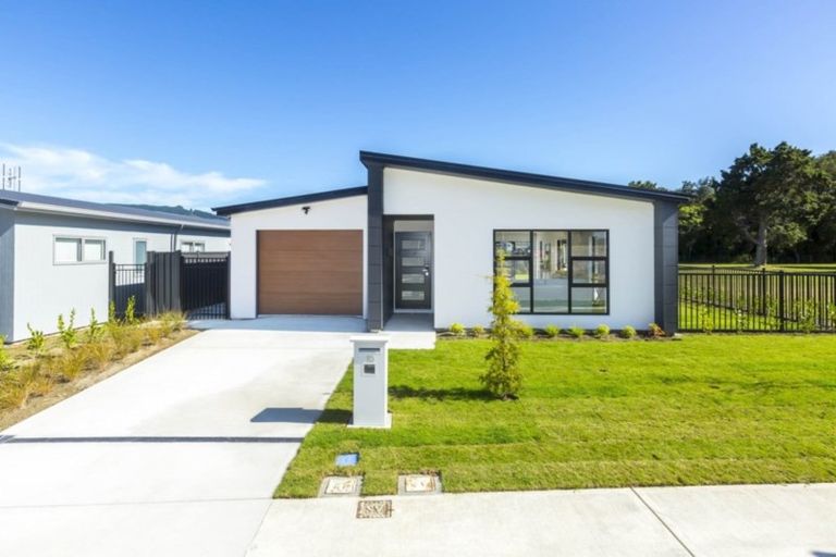 Photo of property in 10 Buddle Road, Wallaceville, Upper Hutt, 5018