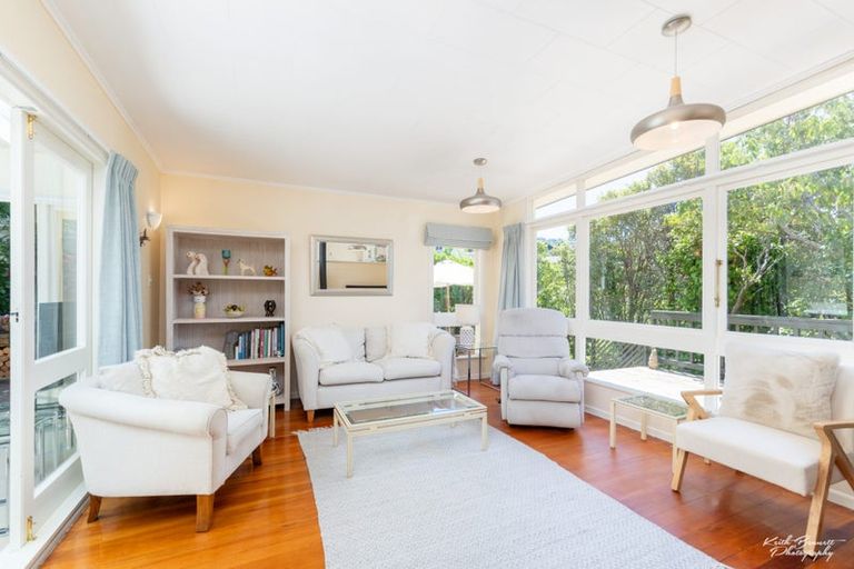 Photo of property in 6 Ardal Grove, Tirohanga, Lower Hutt, 5010