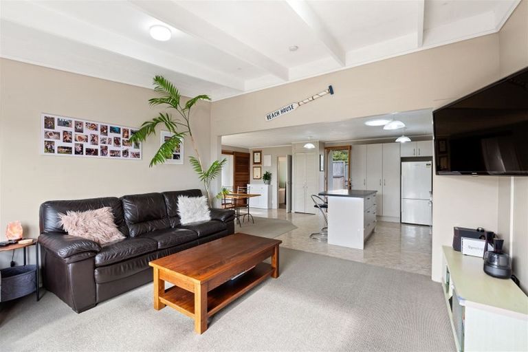 Photo of property in 1 Surf Road, Stanmore Bay, Whangaparaoa, 0932