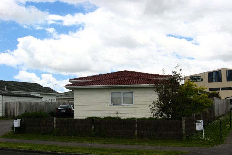 Photo of property in 33 Robert Skelton Place, Clendon Park, Auckland, 2103
