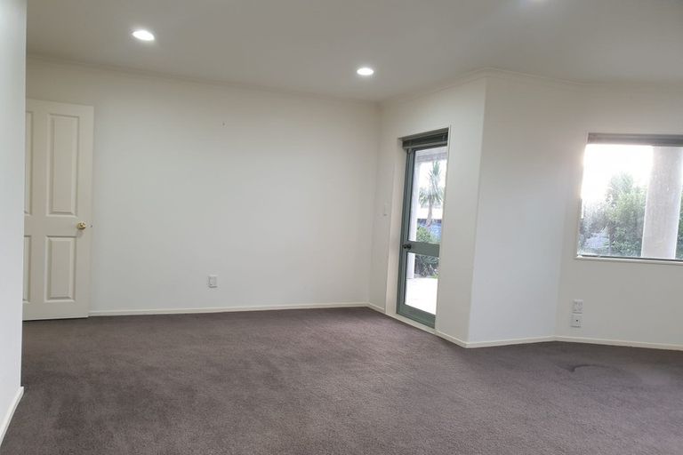 Photo of property in 92 Whangaparaoa Road, Red Beach, 0932