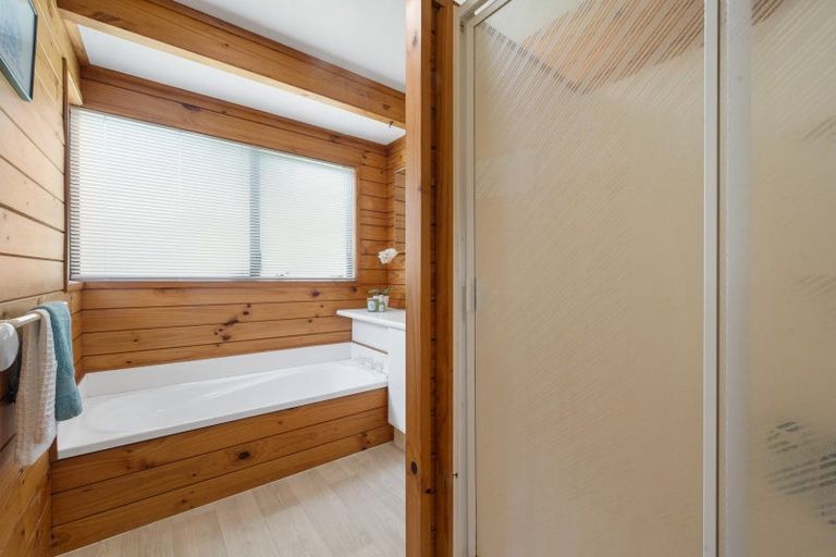 Photo of property in 18 Lochend Place, Highland Park, Auckland, 2010