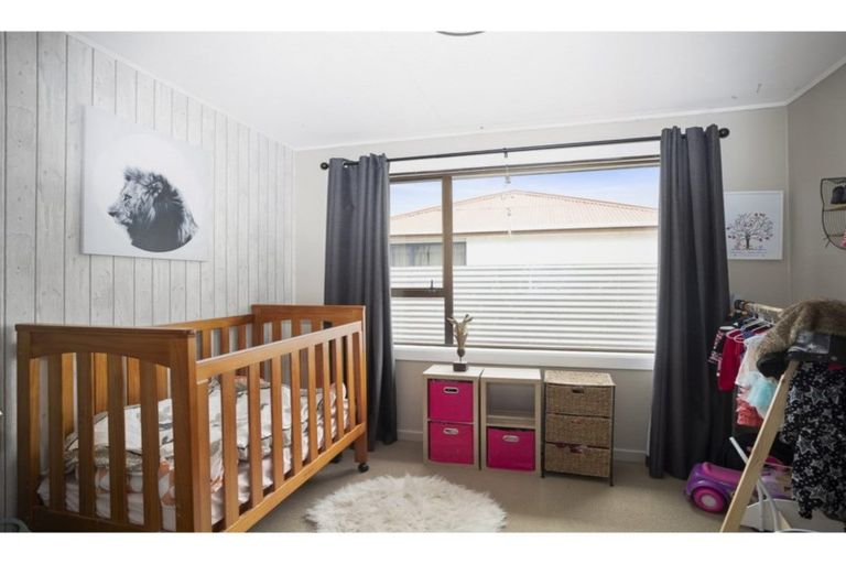 Photo of property in 15 Holloway Street, Waikiwi, Invercargill, 9810