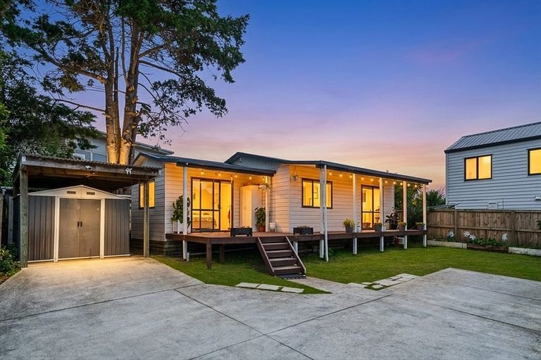 Photo of property in 15a Gossamer Drive, Pakuranga Heights, Auckland, 2010
