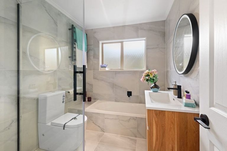 Photo of property in 36 Fleetwood Drive, Henderson, Auckland, 0612