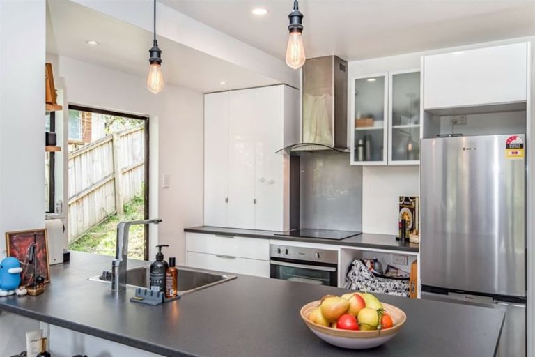 Photo of property in 2/16 Mistletoe Place, Browns Bay, Auckland, 0630