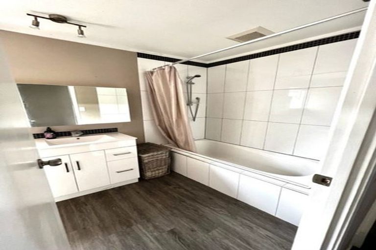 Photo of property in 1/41 Elizabeth Drive, West Harbour, Auckland, 0618