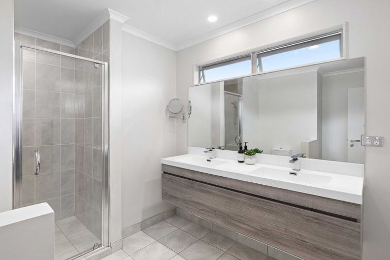 Photo of property in 18 Armstrong Farm Drive, East Tamaki Heights, Auckland, 2016