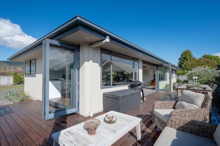 Photo of property in 14 Lakemere Way, Kinloch, Taupo, 3377