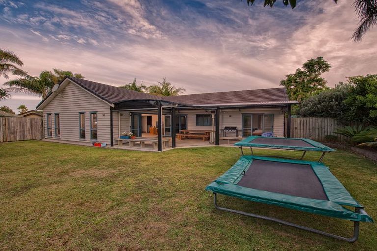 Photo of property in 76 Lothian Brae, Wattle Downs, Auckland, 2103