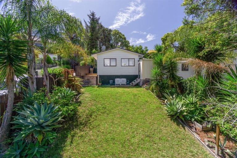 Photo of property in 1/5 Phillipa Place, Browns Bay, Auckland, 0630