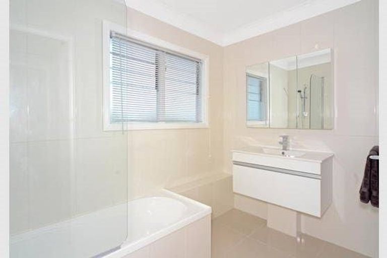 Photo of property in 296 East Coast Road, Forrest Hill, Auckland, 0620