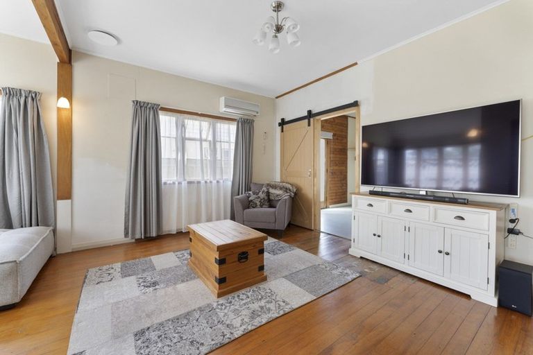 Photo of property in 214 College Street, West End, Palmerston North, 4412