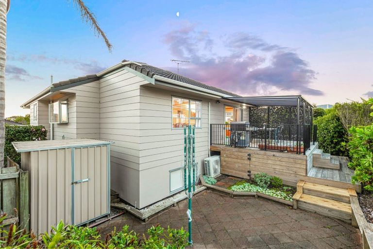 Photo of property in 1/11 Delisle Place, Windsor Park, Auckland, 0632