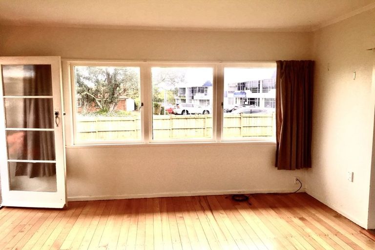 Photo of property in 136 Onewa Road, Northcote, Auckland, 0627