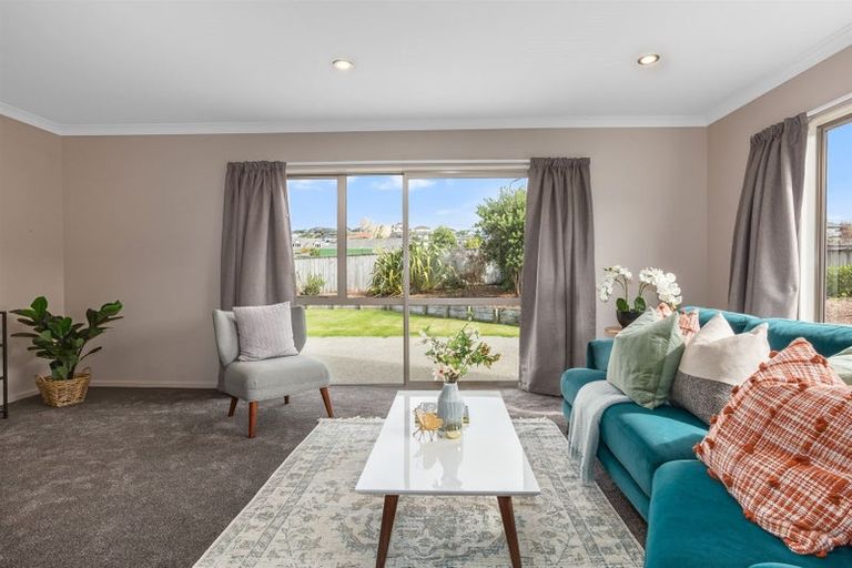 Photo of property in 2 Fiordland Place, Aotea, Porirua, 5024