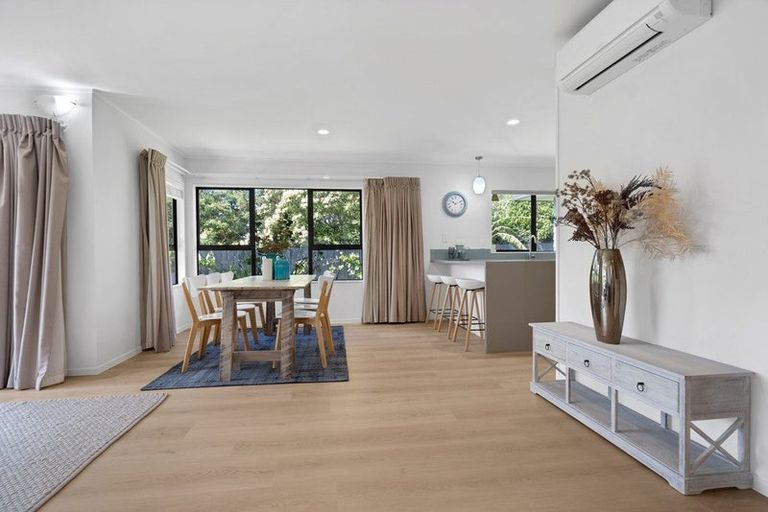 Photo of property in 9 Wyatt Place, Glendene, Auckland, 0602