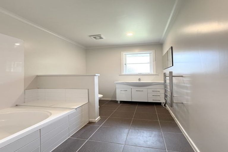 Photo of property in 25 Kereru Street, Henderson, Auckland, 0612