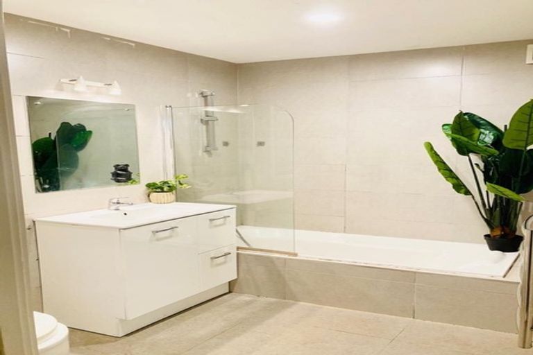 Photo of property in 2 Caspian Close, New Lynn, Auckland, 0600