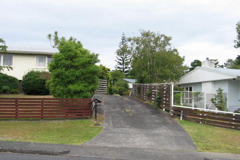 Photo of property in 5 Lyford Crescent, Sunnynook, Auckland, 0620