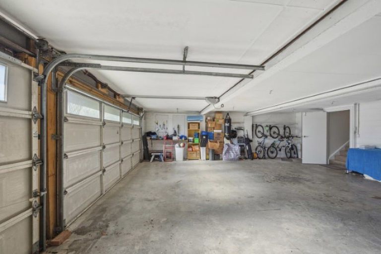 Photo of property in 2 Rika Place, Kawaha Point, Rotorua, 3010