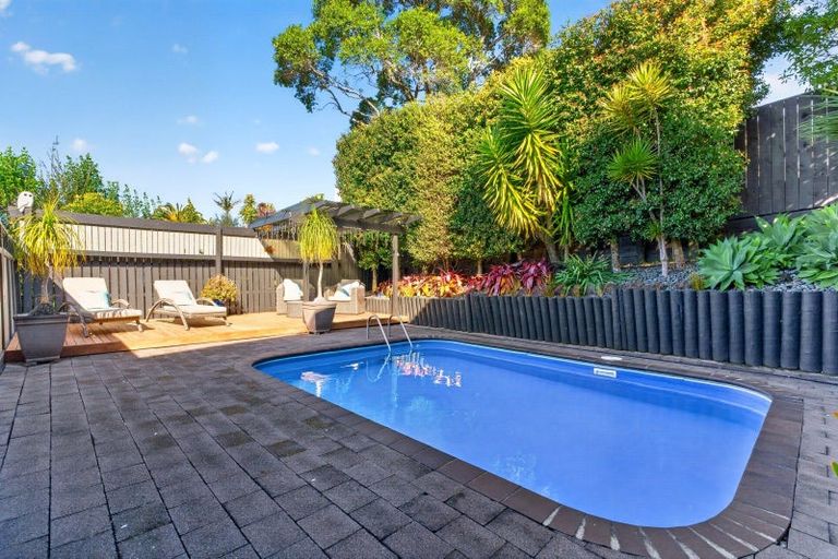 Photo of property in 4 Valdese Rise, Browns Bay, Auckland, 0630