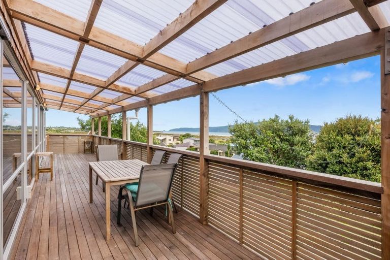 Photo of property in 17 Major Durie Place, Waikanae Beach, Waikanae, 5036