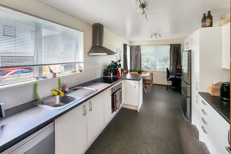 Photo of property in 1/5 Kerria Place, Sunnynook, Auckland, 0620